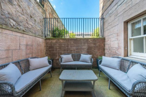 JOIVY Luxury 2 bed,2 bath flat with patio, near Calton Hill